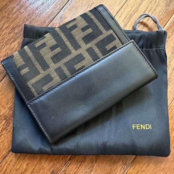 Fendi bifold wallet w/ dust bag! Perfect like new condition! - Picture 2 of 6